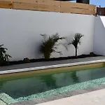 Surf House & Surf School * קורלחו