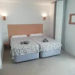 אכסניה Surf House & Surf School