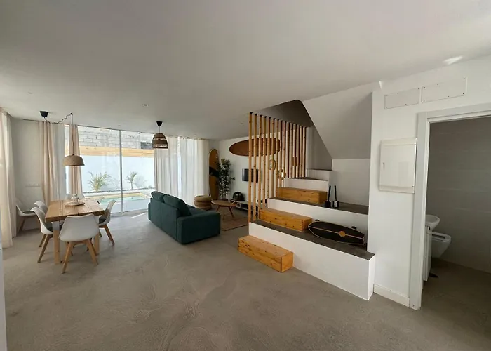 Surf House & Surf School אכסניה *