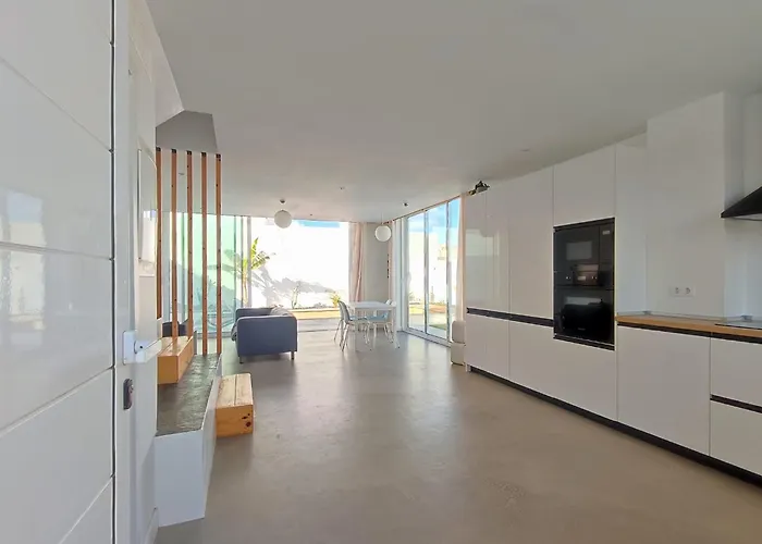 Surf House & Surf School אכסניה