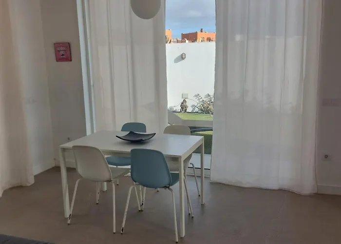 Surf House & Surf School אכסניה